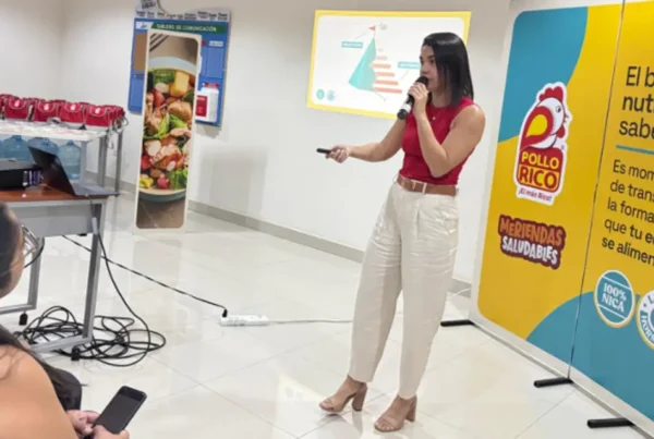 Conferencia de Meriendas Saludables con presencia de marca Pollo Rico.